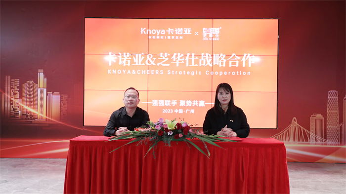 evo视讯官网
销售中心副总经理曹崇慧（左）与芝华仕负责人签订合作协议